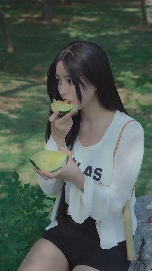 吃瓜美女议员,揭秘吃瓜美女议员的传奇故事