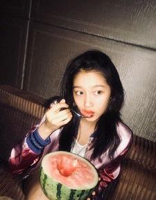 利川美女吃瓜图片,一睹瓜乡美女风采