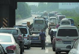 梁山堵车吃瓜事件,全民围观吃瓜，揭秘背后故事