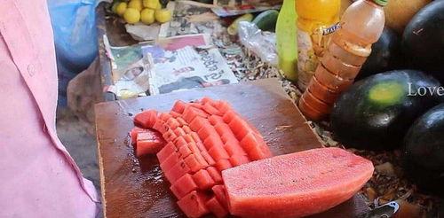 深圳街边吃瓜,瓜果飘香，闲话家常