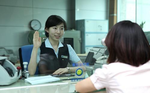 银行柜员吃瓜,吃瓜看天下，服务两不误