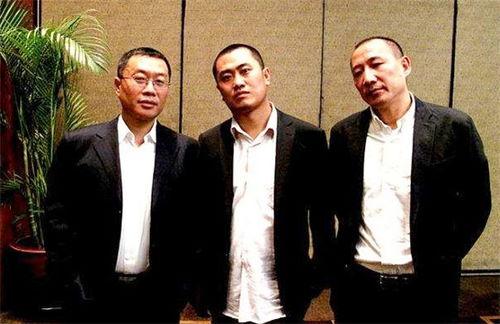 银行柜员吃瓜,吃瓜看天下，服务两不误