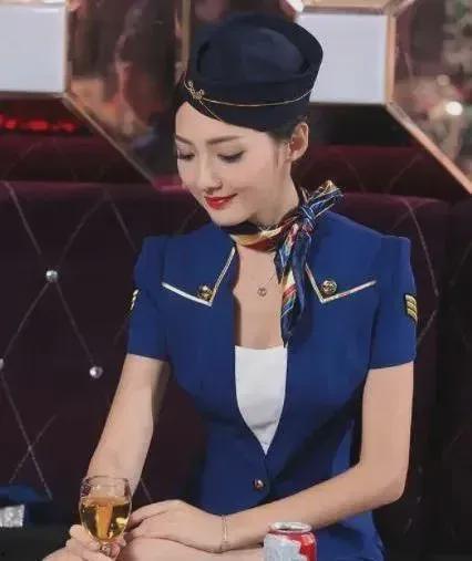 最新空姐吃瓜,一场意外的“吃瓜”事件引发的热议风暴